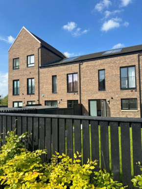 Wee Townhouse, 2 Beds with Free Parking, Wifi & Ethernet Connection